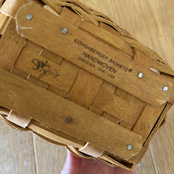 Longaberger small basket with handle and liner - Picture 4 of 8